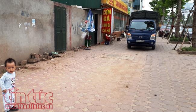 Lấn chiếm vỉa hè, đỗ xe sai quy định phổ biến nhiều tuyến phố Hà Nội ảnh 3